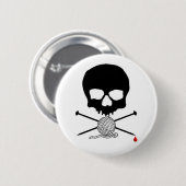 ヤーンボタンが付いているスカル及び編み物針 缶バッジ (正面&裏面)