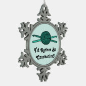 ヤーン及びかぎ針編みホックのターコイズの球 スノーフレークピューターオーナメント (左)