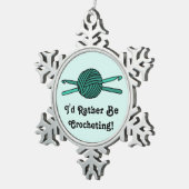 ヤーン及びかぎ針編みホックのターコイズの球 スノーフレークピューターオーナメント (右)