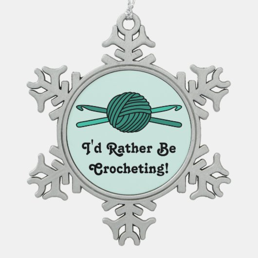 ヤーン及びかぎ針編みホックのターコイズの球 スノーフレークピューターオーナメント (正面)