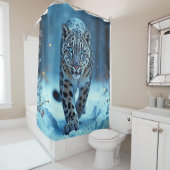 ユキヒョウの威厳のある冬の青い目の捕食者 シャワーカーテン (インサイチュ)