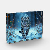 ユキヒョウの威厳のある冬の青い目の捕食者 フォトブロック (左)