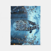 ユキヒョウの威厳のある冬の青い目の捕食者 フリースブランケット (正面)