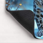 ユキヒョウの威厳のある冬の青い目の捕食者 マウスパッド (コーナー)