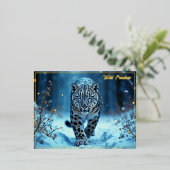 ユキヒョウの威厳のある冬の青い目の捕食者 箔シーズンポストカード (立ち正面)