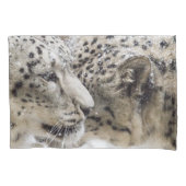 ユキヒョウの抱擁 枕カバー (正面)