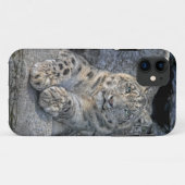 ユキヒョウの美しい(前部の足両方とも) Case-Mate iPhoneケース (裏面(横))