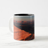 ユタの赤いオレンジ石の側面 ツートーンマグカップ (正面左)