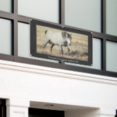 ユタバナーの野生馬 横断幕 (ビルの外側)