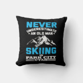 ユタ州でスキーをする老人を決して過小評価しない クッション (正面)