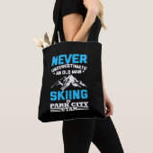 ユタ州でスキーをする老人を決して過小評価しない トートバッグ (クローズアップ)