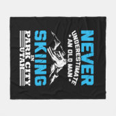 ユタ州でスキーをする老人を決して過小評価しない フリースブランケット (正面(横))