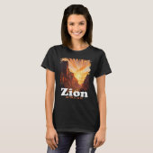 ユタ州のキャンプ Zion+National+Park アメリカのトレイルを探索 Tシャツ (正面フル)