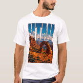 ユタ州の赤い岩のアーチと山の冒険 Tシャツ (正面)