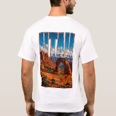 ユタ州の赤い岩のアーチと山の冒険 Tシャツ (裏面)