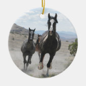 ユタ州の野生の馬が走る セラミックオーナメント (正面)