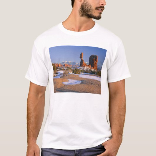 ユタ州アーチーズ国立公園 バランスド・ロック Tシャツ (正面)