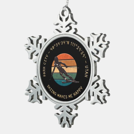 ユタ州スキーパークシティ – 女性スキーヤー，ゴールデン文字 スノーフレークピューターオーナメント (右)