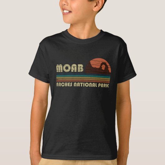 ユタ州モアブ アーチーズ国立公園のビンテージサンセット Tシャツ (正面)