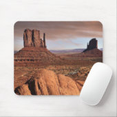 ユタ州モニュメントバレーの有名なメサ。 マウスパッド (マウス)