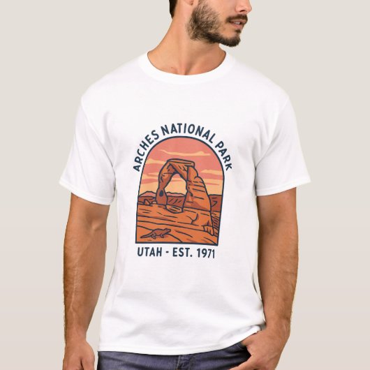 ユタ州砂漠公園のビンテージ デザイン、デリケート・アーチ Tシャツ (正面)