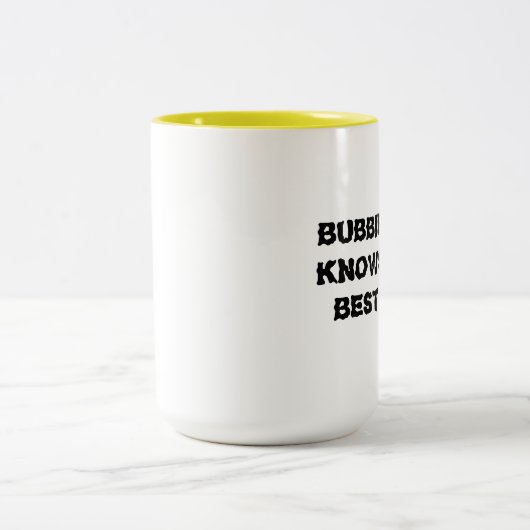 ユダヤ人のマグBUBBIEは祖母のためのベストを知っています ツートーンマグカップ (中央)