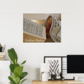 ユダヤ人テディベアのおしゃべりシャバットシャロムを着て ポスター (ホームオフィス)