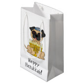(ユダヤ教)メノラーの幸せなハヌカーパグ犬はまたは文字をカスタマイズ スモールペーパーバッグ (正面アングル)