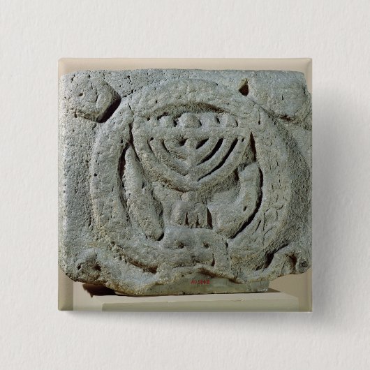 （ユダヤ教）メノラーを描写するレリーフ、浮き彫り 缶バッジ (正面)