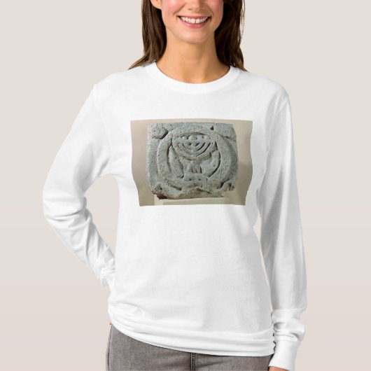 (ユダヤ教)メノラーを描写するレリーフ、浮き彫り Tシャツ (正面)
