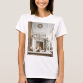 (ユダヤ教)メノラーを書いた蝋燭のある壁 Tシャツ (正面)