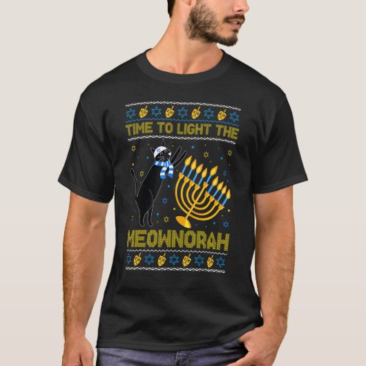ユダヤ猫のメノーラー醜いハヌカーLight The Meownorah Tシャツ (正面)