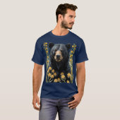 ユッカの花に囲まれた黒グマ 2 Tシャツ (正面フル)
