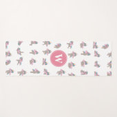 ユニコーンおもしろいヨガがピンクのモノグラムをポーズ ヨガマット (正面(横))