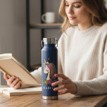 ユニコーンお洒落のガーリー名パーソナライズされた前 ウォーターボトル<br><div class="desc">ユニコーンお洒落可愛いピンクのフローラ名ウォーターパーソナライズされたボトルは、星やハート、花が付いたかわいいユニコーンを特徴としている。新学期、誕生日パーティーの贈り物や好意、女の子のためのパーソナライズされたクリスマスの贈り物などに最適。©Evco Studio www.zazzle.com/store/evcostudioによる設計</div>