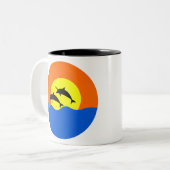 ユニコーンとイルカ愛好家のためのイルカの宿泊施設 ツートーンマグカップ (正面左)