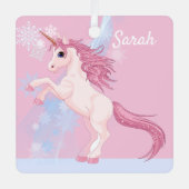 ユニコーンと雪の名前を追加ピンクメタルオーナメント メタルオーナメント (正面)
