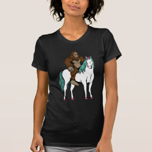 ユニコーンに乗っているビッグフット Tシャツ