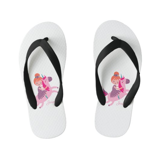 ユニコーンに乗るかわいいオレンジ色の髪の少女 キッズビーチサンダル (フットベッド)