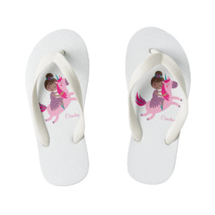 ユニコーンに乗るかわいいブルネットの髪の少女 キッズビーチサンダル