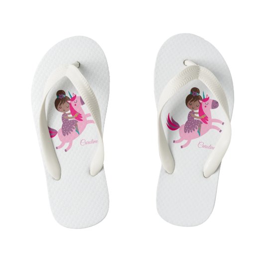 ユニコーンに乗るかわいいブルネットの髪の少女 キッズビーチサンダル (フットベッド)