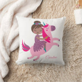 ユニコーンに乗るかわいいブルネットの髪の少女 クッション (ブランケット)