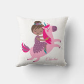 ユニコーンに乗るかわいいブルネットの髪の少女 クッション (裏面)