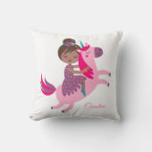 ユニコーンに乗るかわいいブルネットの髪の少女 クッション (正面)