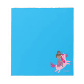 ユニコーンに乗るかわいいブルネットの髪の少女 ノートパッド (正面)