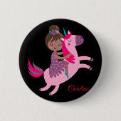 ユニコーンに乗るかわいいブルネットの髪の少女 缶バッジ (正面)