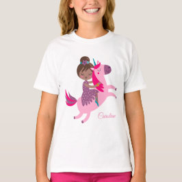ユニコーンに乗るかわいいブルネットの髪の少女 Tシャツ