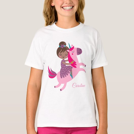 ユニコーンに乗るかわいいブルネットの髪の少女 Tシャツ (正面)