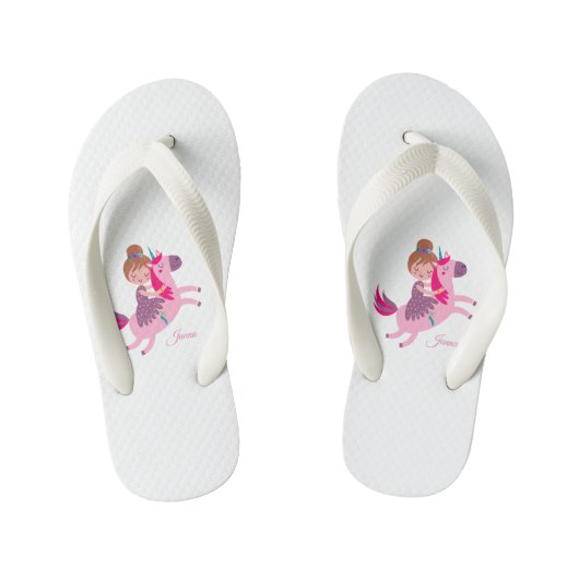 ユニコーンに乗るかわいいブロンドの髪の少女 キッズビーチサンダル (フットベッド)