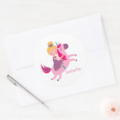 ユニコーンに乗るかわいい黄色い髪の少女 ラウンドシール (封筒)